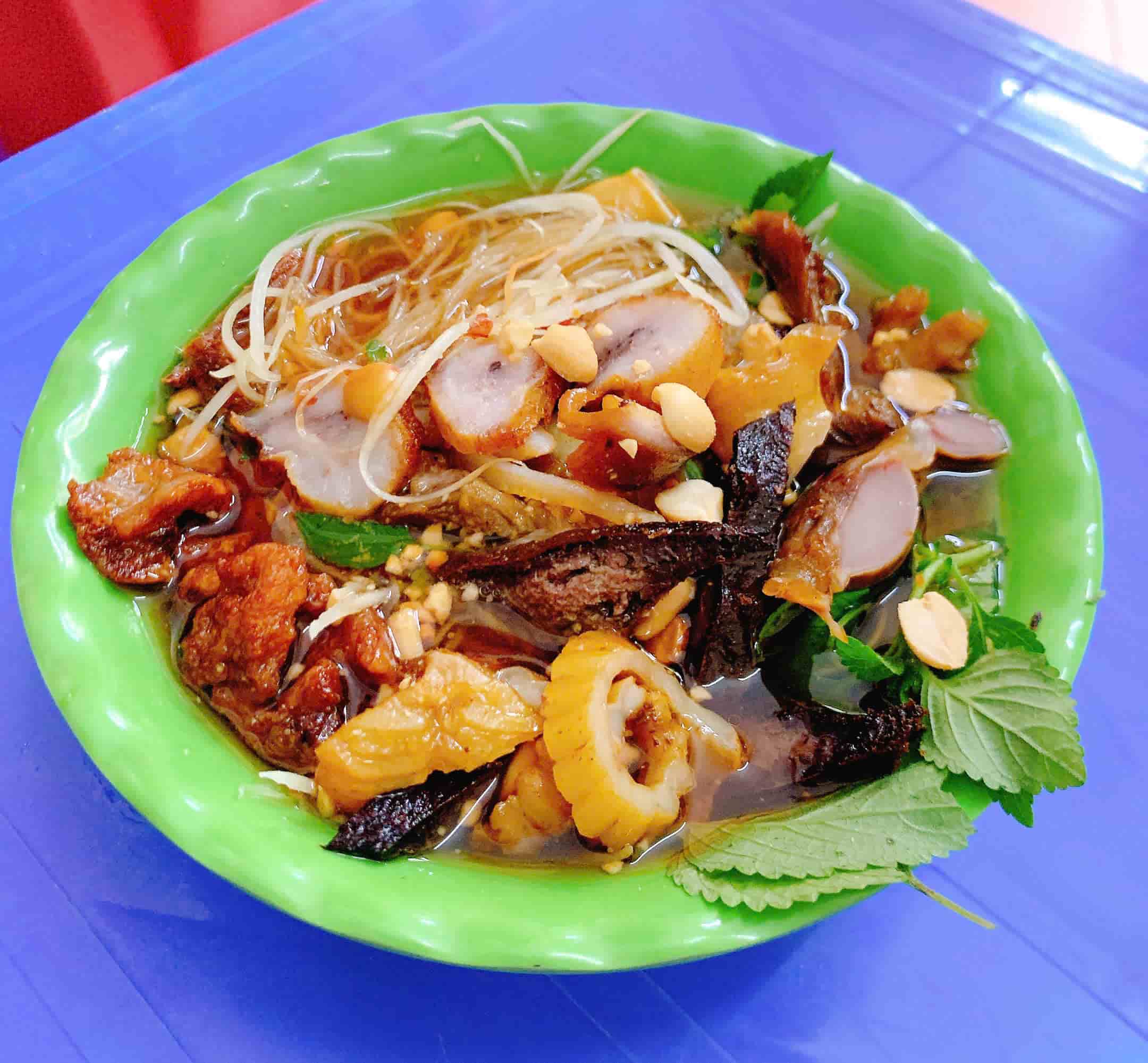 Start your Hanoi Travel with a refreshing bite